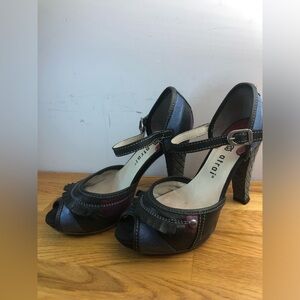 Atrai Women's Black and Blue Heels